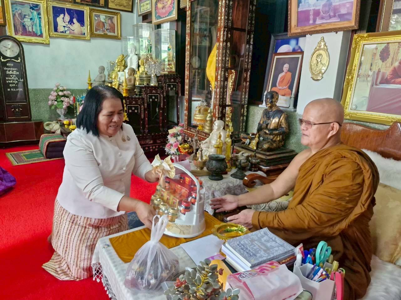 พช.ร้อยเอ็ด : พัฒนาการจังหวัดร้อยเอ็ด นำทีมเจ้าหน้าที่พัฒนาชุมชนเข้ากราบนมัสการขอพร เจ้าคณะจังหวัดร้อยเอ็ด เนื่องในวันออกพรรษา และกราบนำเรียนการขับเคลื่อนงานพัฒนาชุมชนแบบบูรณาการ (บวร)  