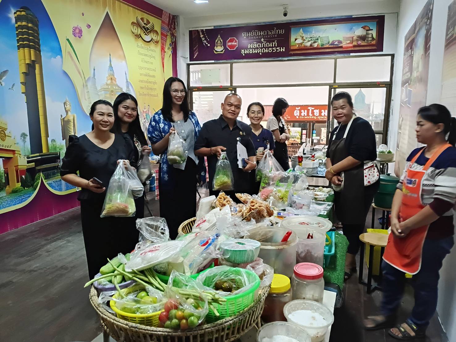 พช.ร้อยเอ็ด ร่วมกับ บริษัทรู้รักสามัคคีร้อยเอ็ด ฯ จัดจำหน่ายผลิตภัณฑ์ชุมชน ผลิตภัณฑ์ OTOP ผลิตภัณฑ์โคกหนองนา และผลิตภัณฑ์ชุมชน