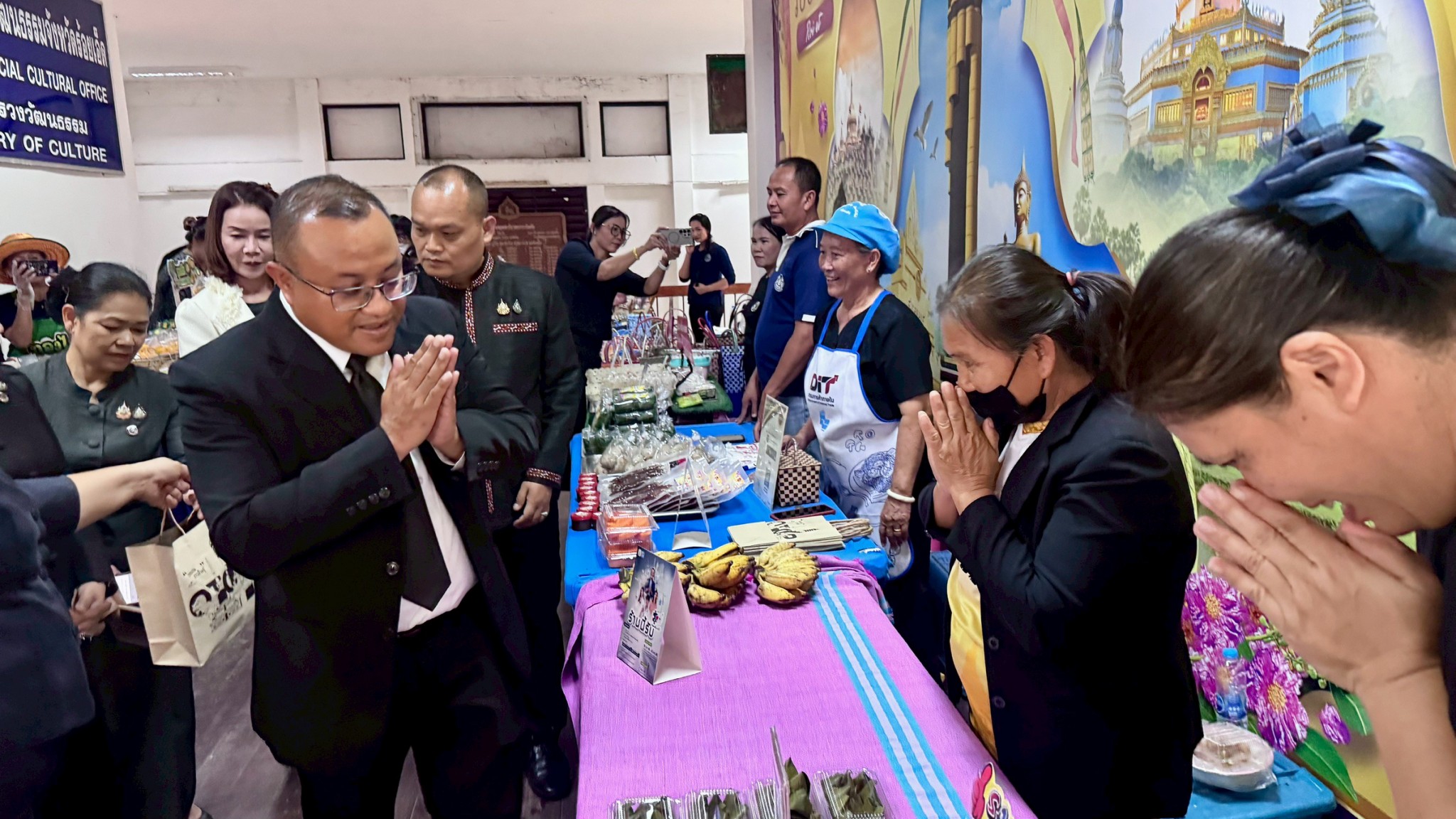 ผู้ว่าราชการจังหวัดร้อยเอ็ด ร่วมให้กำลังใจ และเยี่ยมชม ให้กำลังใจผู้ผลิต ผู้ประกอบการ OTOP จังหวัดร้อยเอ็ด ที่จัดจำหน่ายผลิตภัณฑ์ชุมชน ผลิตภัณฑ์ OTOP ผลิตภัณฑ์โคกหนองนา และผลิตภัณฑ์ชุมชน