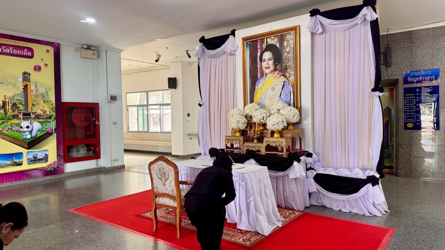 ผู้ตรวจราชการกรม (นางนวลจันทร์ ศรีมงคล) ปฏิบัติหน้าที่ผู้อำนวยการศูนย์ศึกษาและพัฒนาชุมชนอุบลราชธานี นำทีม พช.จังหวัดร้อยเอ็ด ร่วมลงนามถวายพระพร สมเด็จพระนางเจ้าสิริกิติ์ พระบรมราชินีนาถ พระบรมราชชนนีพันปีหลวง เพื่อแสดงความจงรักภักดีและสำนึกในพระมหากรุณาธิคุณอันหาที่สุดมิได้