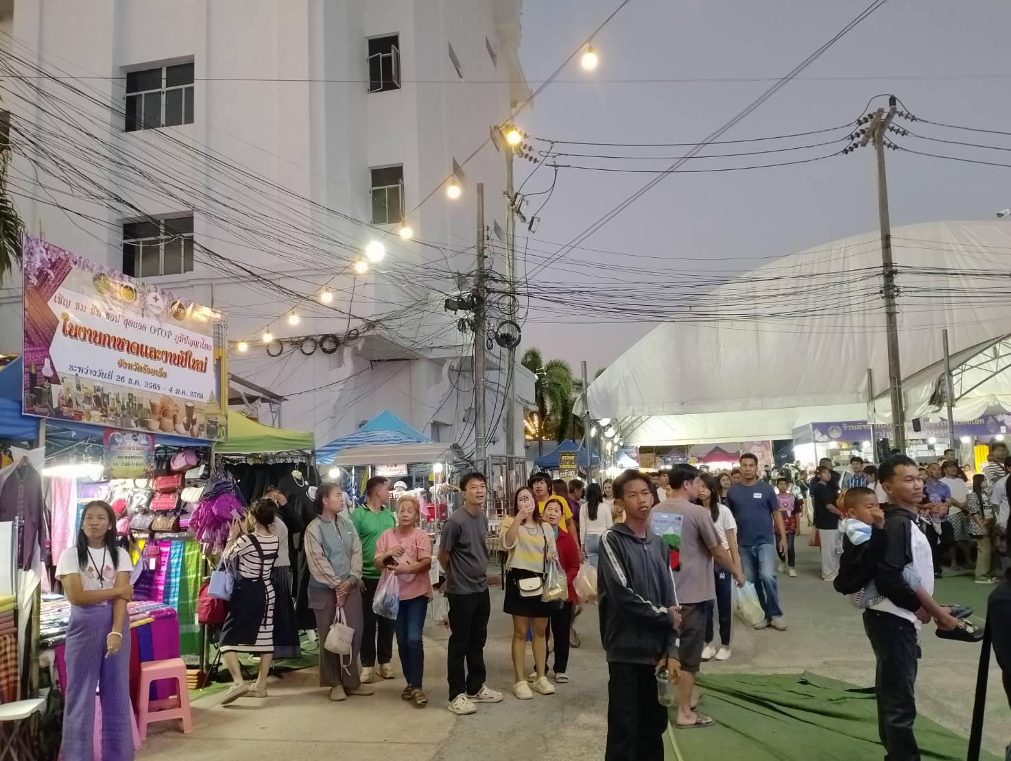 สำนักพัฒนาชุมชนจังหวัดร้อยเอ็ด นำผู้ผลิต ผู้ประกอบการ OTOP และกลุ่มอาชีพ ร่วมจัดจำหน่ายสินค้า OTOP ในงานกาชาด จังหวัดร้อยเอ็ด ประจำปี 2569 