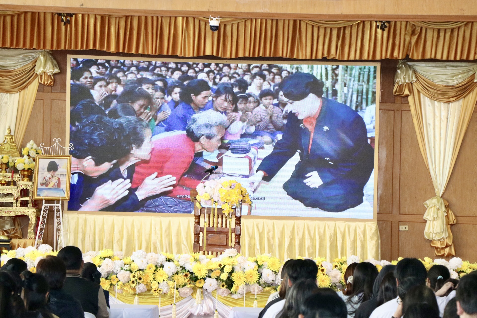 พช.จังหวัดร้อยเอ็ด ร่วมโครงการเฉลิมพระเกียรติเพื่อน้อมรำลึกในพระมหากรุณาธิคุณ สมเด็จพระนางเจ้าสิริกิติ์ พระบรมราชินีนาถ พระบรมราชชนนีพันปีหลวง เนื่องในวันสวรรคต 24 ตุลาคม 2568 "หนึ่งความดี ล้านความรัก ภูมิใจภักดิ์พระพันปีหลวง" กิจกรรมการประดิษฐ์ดอกไม้ในพระนามาภิไธย