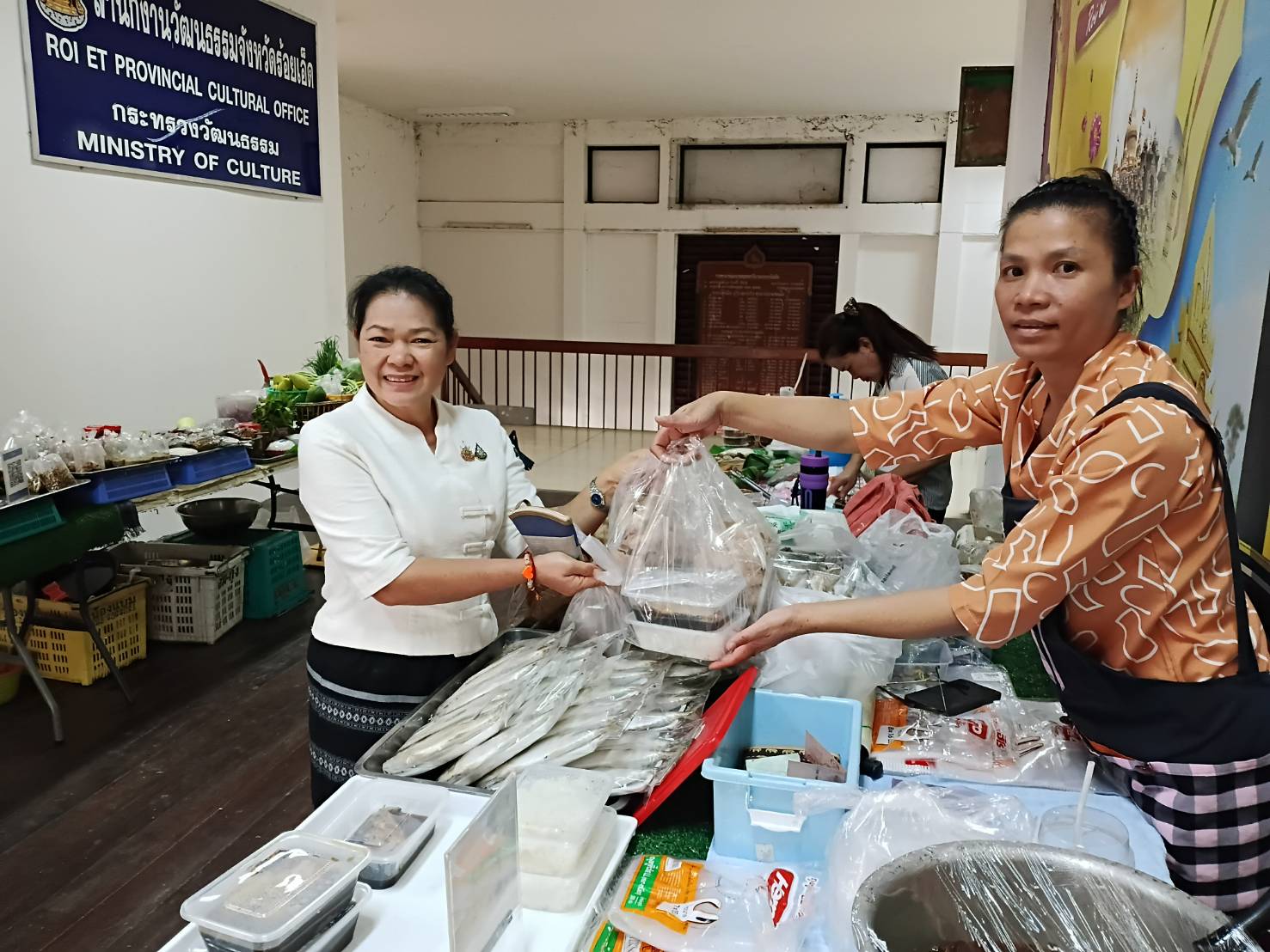 พช.ร้อยเอ็ด ร่วมกับ บริษัทรู้รักสามัคคีร้อยเอ็ด ฯ จัดจำหน่ายผลิตภัณฑ์ชุมชน ผลิตภัณฑ์ OTOP ผลิตภัณฑ์โคกหนองนา และผลิตภัณฑ์ชุมชน