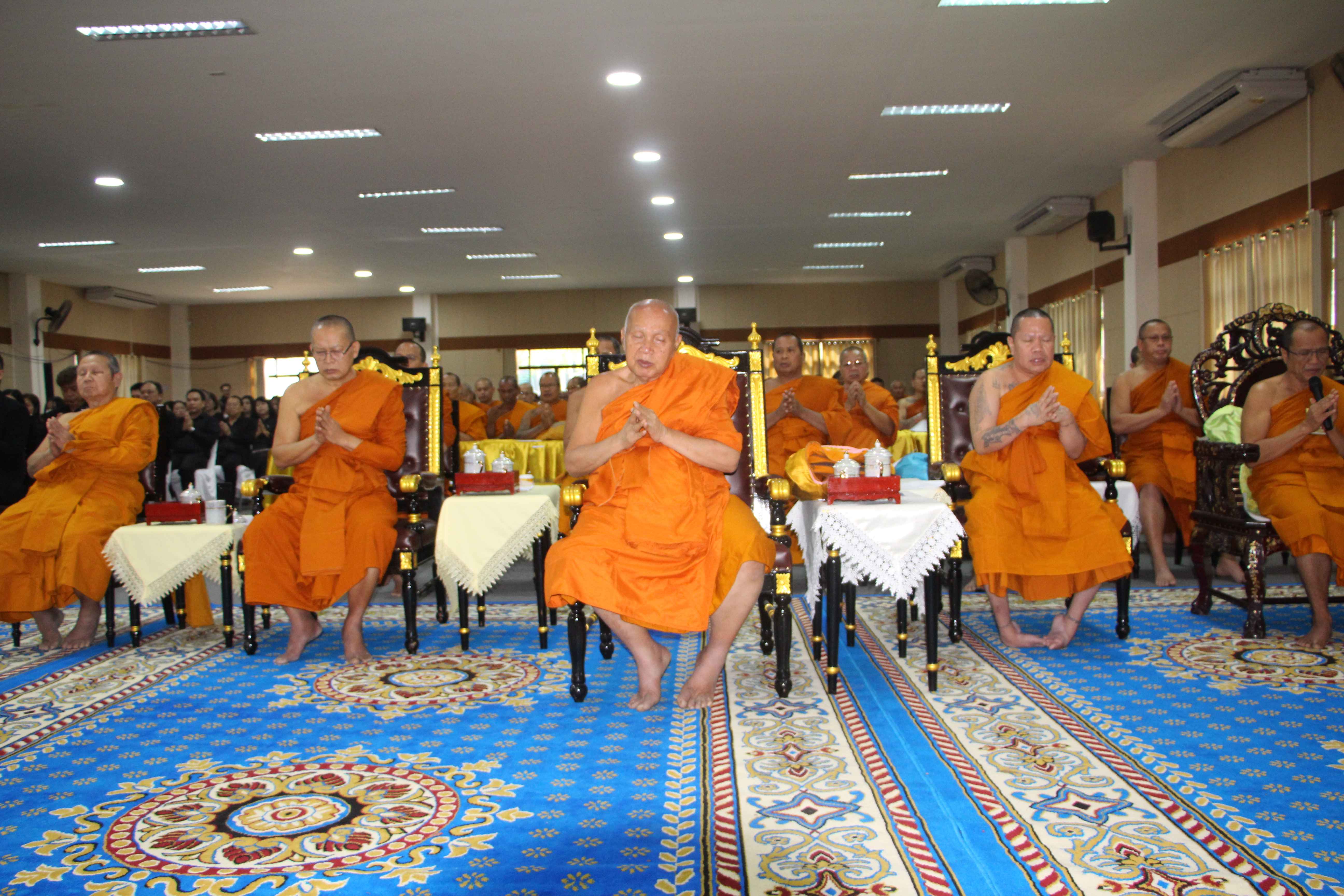 จังหวัดร้อยเอ็ด จัดพิธีสวดพระพุทธมนต์และเจริญจิตตภาวนาอุทิศถวายพระราชกุศล แด่สมเด็จพระนางเจ้าสิริกิติ์พระบรมราชินีนาถ พระบรมราชชนนีพันปีหลวง