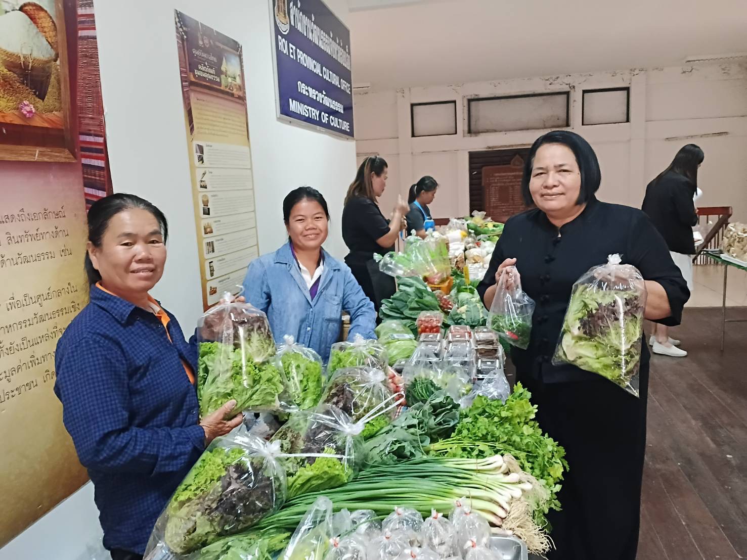 พช.ร้อยเอ็ด ร่วมกับ บริษัทรู้รักสามัคคีร้อยเอ็ด ฯ จัดจำหน่ายผลิตภัณฑ์ชุมชน ผลิตภัณฑ์ OTOP ผลิตภัณฑ์โคกหนองนา และผลิตภัณฑ์ชุมชน