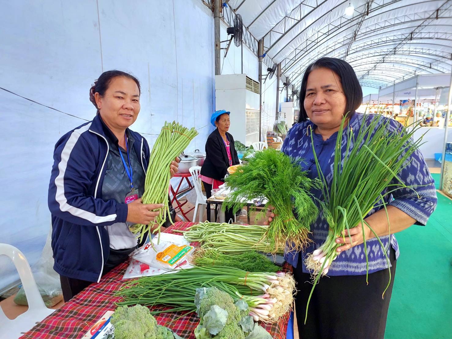 💠 พช.ร้อยเอ็ด เยี่ยมชม ให้กำลังใจ ผู้ผลิต ผู้ประกอบการ ที่แสดงและจำหน่ายสินค้าในการจัดงานมหกรรมแสดงและจำหน่ายสินค้า “งานของดีชายแดนใต้ & OTOP ทั่วไทย & SMEs ร่วมใจสู่เมือง 101” ประจำปี 2569