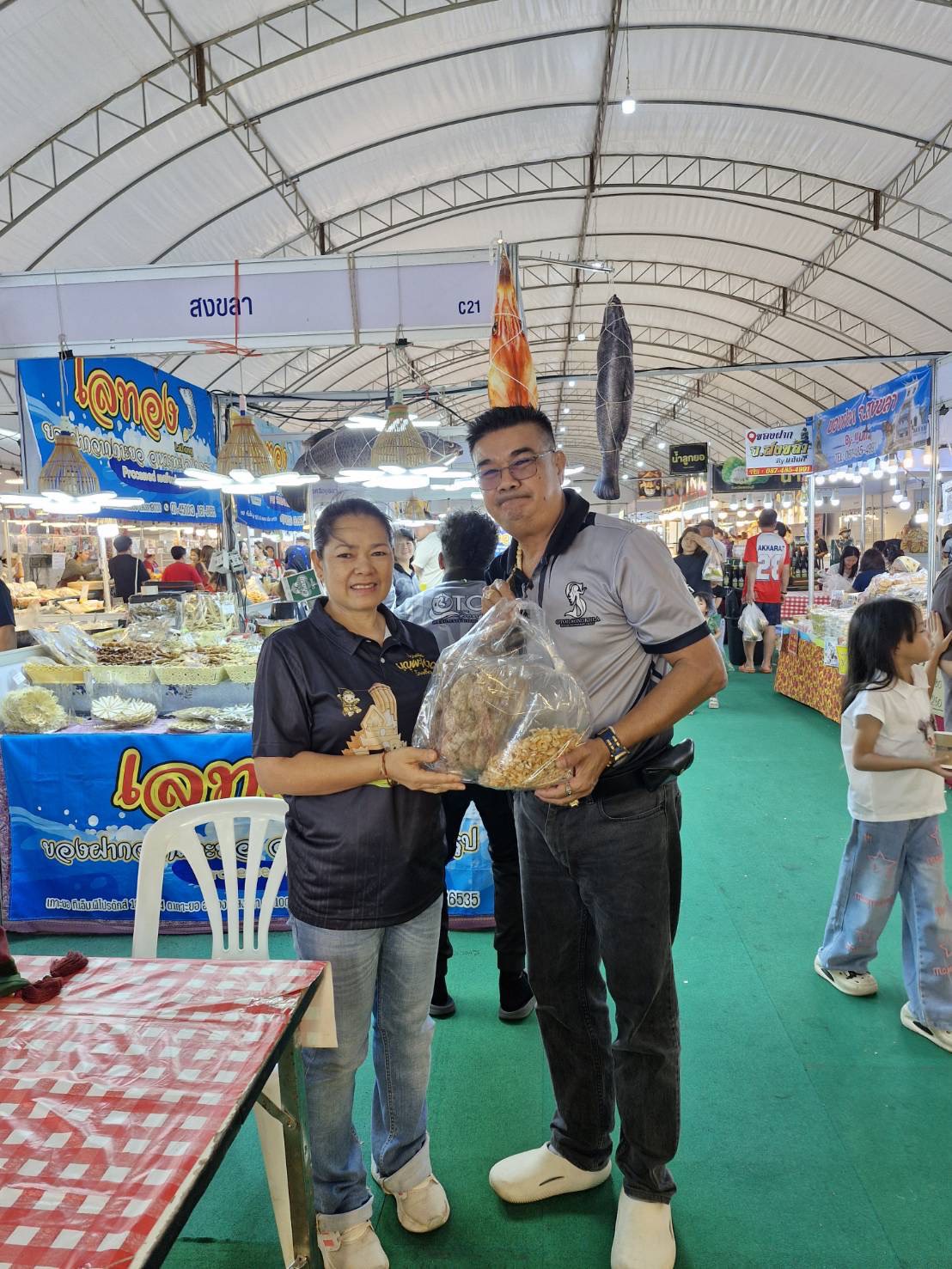  พช.ร้อยเอ็ด เยี่ยมชม ให้กำลังใจ ผู้ผลิต ผู้ประกอบการ ที่แสดงและจำหน่ายสินค้าในการจัดงานมหกรรมแสดงและจำหน่ายสินค้า “งานของดีชายแดนใต้ & OTOP ทั่วไทย & SMEs ร่วมใจสู่เมือง 101” ประจำปี 2569