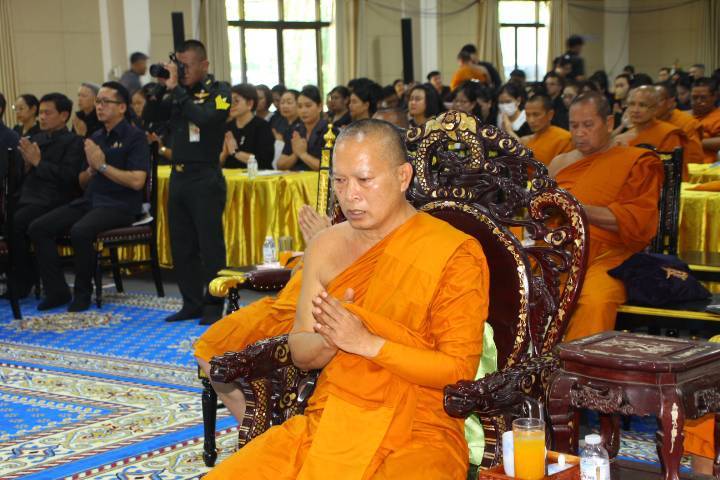  พช. ร้อยเอ็ด ร่วมพิธีสวดพระพุทธมนต์และเจริญภาวนาอุทิศถวายพระราชกุศล แด่สมเด็จพระนางเจ้าสิริกิติ์ พระบรมราชินีนาถ พระบรมราชชนนีพันปีหลวง 