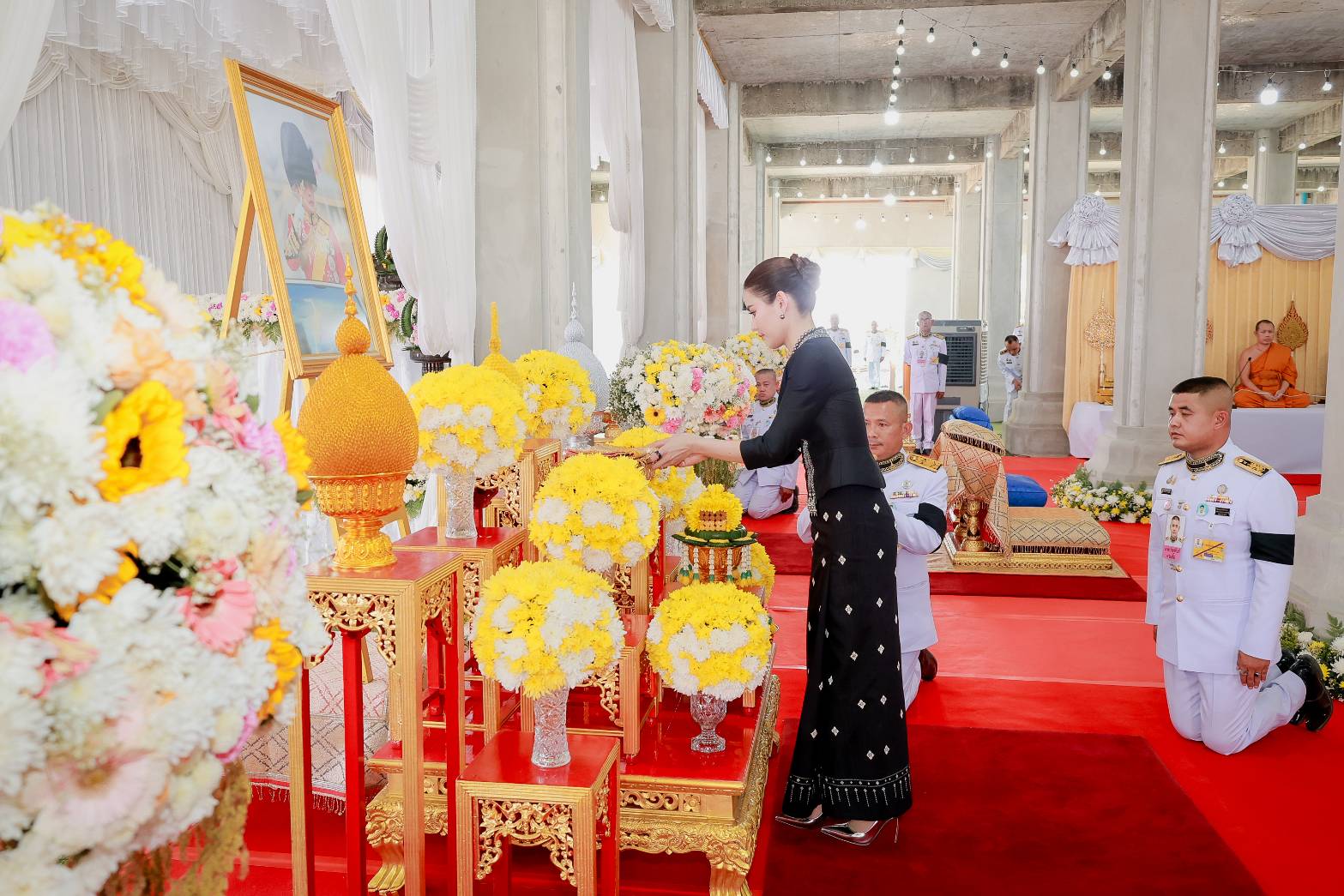 ผู้แทนพระองค์ ไปในพิธีทอดผ้าป่าสามัคคี ในงานประเพณีบุญผะเหวด และสรงน้ำสงกรานต์พระราชทาน พร้อมห่มผ้าสะพักถวายแด่พระพุทธสหิงหงษา (หลวงพ่อแสนคำ) ที่จังหวัดร้อยเอ็ด