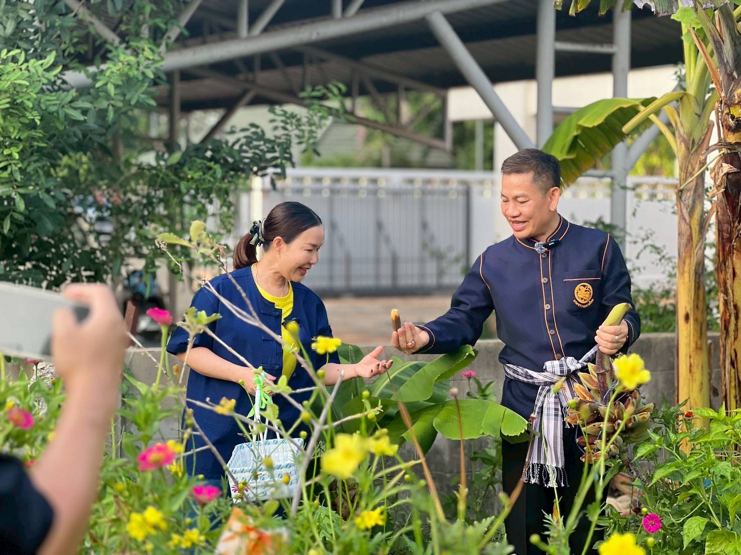 รองผู้ว่าราชการจังหวัดร้อยเอ็ด เปิดบ้านพักโชว์ผลผลิต "การสร้างความมั่นคงทางอาหาร" โดยการสร้างกระแส ปฎิบัติการ Quick Win 90 วัน ปลูกผักสวนครัวเพื่อสร้างความมั่นคงทางอาหาร กิจกรรม “ผู้นำทำก่อน” 