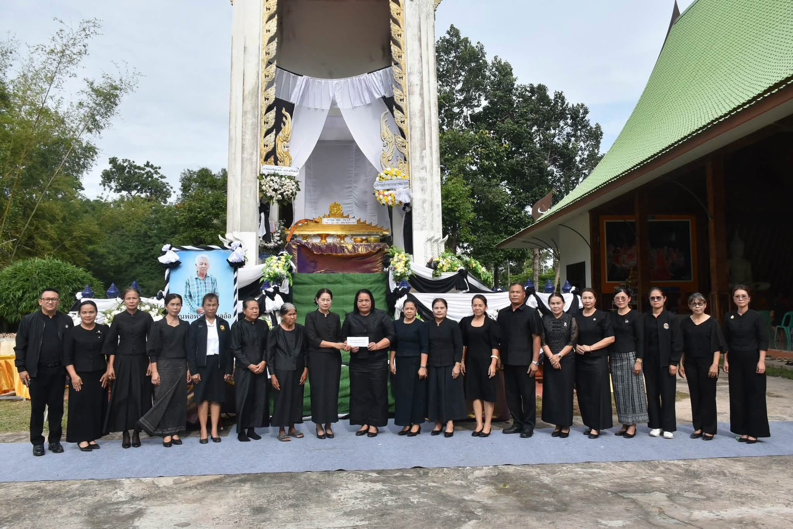 💠สุขเกินร้อยที่ พช.๑๐๑ PLUS💠 💠💠พช.จังหวัดร้อยเอ็ด ร่วมพิธีฌาปณกิจศพคุณพ่อพรมมา ผลอ้อ บิดานางสโรชา  บึงราษฏร์  นักวิชาการพัฒนาชุมชนชำนาญการ สำนักงานพัฒนาชุมชนอำเภอหนองฮี  