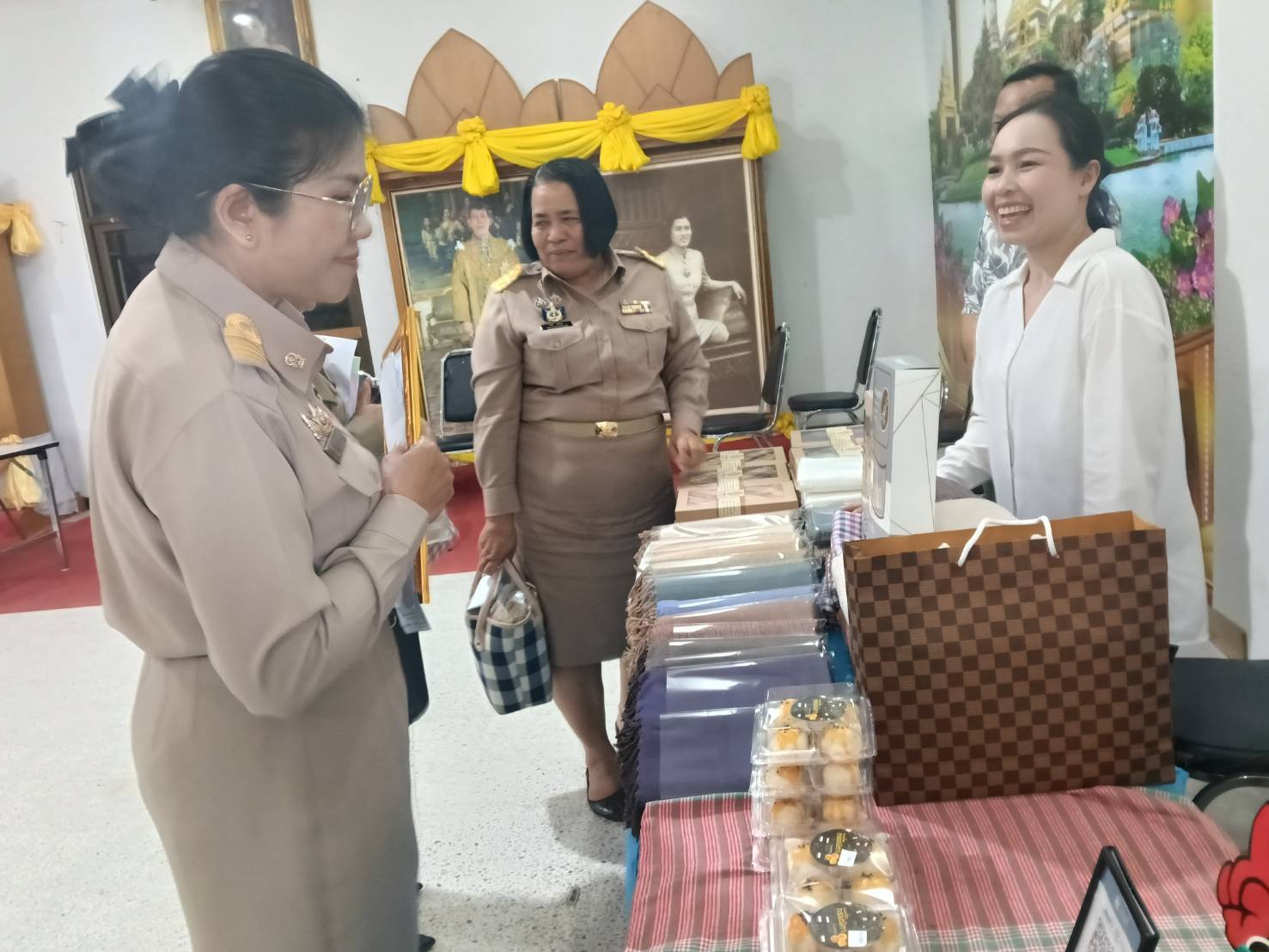 💠สุขเกินร้อยที่ พช.๑๐๑ PLUS💠 💠จังหวัดร้อยเอ็ด ส่งเสริมและสนับสนุนการใช้ผลิตภัณฑ์ OTOP เป็นของขวัญ ของฝาก 