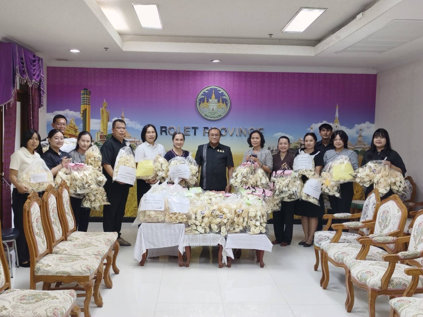 💠 สุขเกินร้อยที่ พช. 101 PLUS💠 💠พช.ร้อยเอ็ด : ร่วมรับมอบดอกไม้จันทน์ โครงการ “ร้อยดวงใจภักดิ์ ประดิษฐ์ดอกไม้จันทน์” ถวายเป็นพระราชกุศลและน้อมรำลึกในพระมหากรุณาธิคุณ สมเด็จพระนางเจ้าสิริกิติ์ พระบรมราชินีนาถ พระบรมราชชนนีพันปีหลวง